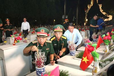 Thắp nến tri ân và chương trình nghệ thuật 'Tiếp nối huyền thoại - Khát vọng non sông' tại Nghĩa trang Liệt sĩ Vị Xuyên