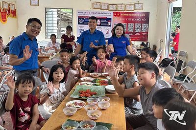 Áo xanh mang niềm vui hè cho trẻ vùng cao
