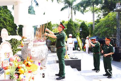 Dâng hương tưởng niệm các Anh hùng liệt sĩ tại Vị Xuyên