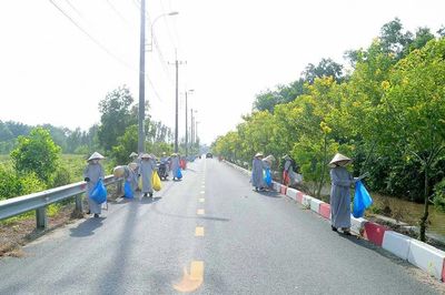 Chư Ni chùa Thanh Tâm tổng vệ sinh, thu nhặt rác thải trên tuyến đường Lê Chính Đáng (xã Bình Lợi, TP.HCM)