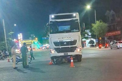 Hải Phòng: Xe máy va chạm xe đầu kéo không biển số, hai mẹ con thương vong