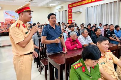 Huế: Tặng 200 áo phao và tuyên truyền về an toàn giao thông cho ngư dân