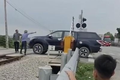 Xử lý nữ tài xế cố băng qua đường sắt ở Nghệ An khi gác chắn đã hạ