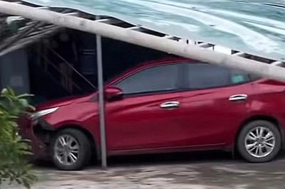 Nghệ An: Xác minh vụ thanh niên điều khiển ô tô đâm hàng loạt xe máy trước quán karaoke