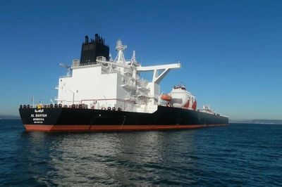 Hai tàu chở dầu UAE bị trúng tên lửa tại Eo biển Hormuz