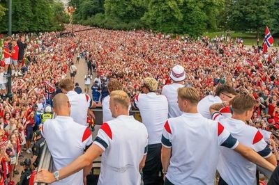 Tuyển Na Uy trở về trong biển người chào đón sau World Cup