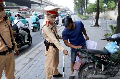 Che biển số, xịt sơn né phạt nguội: Hành vi cần lên án