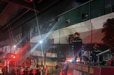 Gần 200 cán bộ, chiến sĩ xuyên đêm khống chế vụ cháy lớn