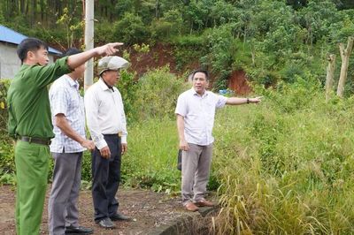 Khẩn trương xử lý sự cố lật xe, hóa chất phát tán vào nước suối