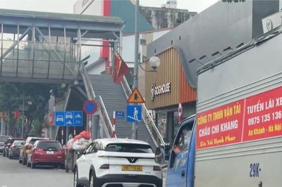 Xe đỗ tràn lan bất chấp biển cấm