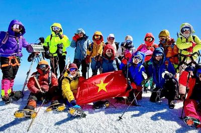 Chinh phục Elbrus: Hành trình 'cân não' trên nóc nhà châu Âu