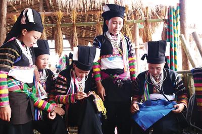 Giữ nghề truyền thống nơi bản Lô Lô Đen