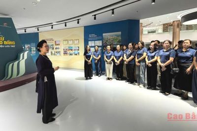 Liên chi bộ Báo và Phát thanh, truyền hình Cao Bằng sinh hoạt chuyên đề tại Bảo tàng tỉnh