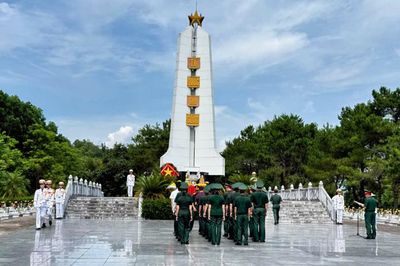 Bộ Chỉ huy Quân sự tỉnh dâng hương tưởng niệm các anh hùng liệt sĩ nhân dịp kỷ niệm 79 năm Ngày Thương binh - Liệt sĩ