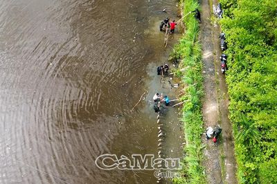 Trung đoàn Cảnh sát cơ động số 10 chung tay khắc phục hậu quả dông lốc, chống sạt lở tại xã Biển Bạch