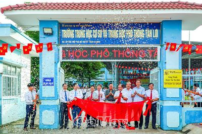 Công bố quyết định tổ chức lại hai trường THCS thành trường THCS và THPT