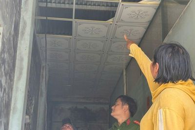 Lốc xoáy tốc mái nhà dân, công an và quân sự khẩn trương hỗ trợ