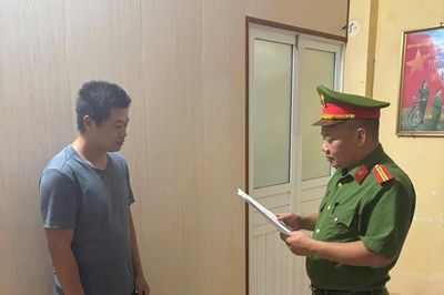 Khởi tố người đàn ông cởi trần xông vào trụ sở UBND xã chửi bới, đập phá tài sản