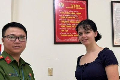 Không nhớ nơi đánh rơi ví, nữ du khách Đức được công an hỗ trợ tìm lại