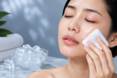 Chườm đá lên mặt mỗi ngày: Thói quen làm đẹp hay sai lầm khiến da xuống cấp?