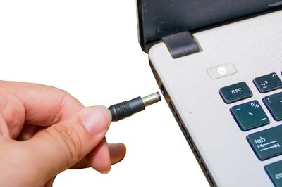 Cắm sạc laptop cả ngày có làm pin nhanh chai? Nhiều người vẫn đang hiểu sai điều này