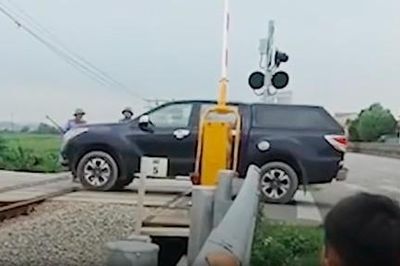 Nữ tài xế định lái xe bán tải vượt gác chắn khi tàu hỏa sắp lao qua