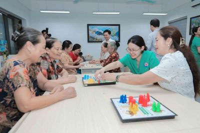 Sáng đo huyết áp, chiều tập yoga, người già Hà Nội sống vui ở 'ngôi nhà thứ hai'