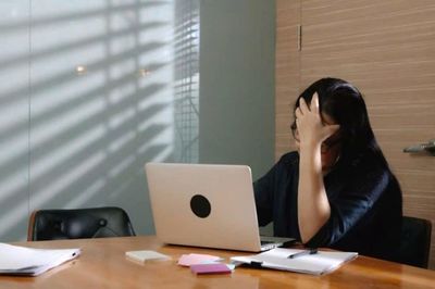 Bị trừ lương vì quên chấm công, quên tài liệu, người trẻ ngày càng 'não cá vàng'