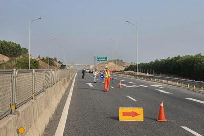 Thu phí 5 đoạn cao tốc Bắc - Nam qua miền Trung từ tối 15/7