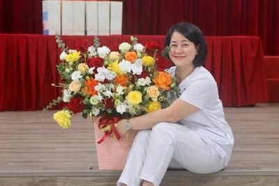 Khen thưởng nữ điều dưỡng cứu người giữa quán cà phê ở Hà Nội
