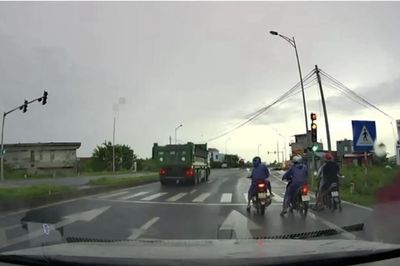 Vượt đèn đỏ, bị phạt, lái xe tải lên mạng chửi rủa người ghi hình báo CSGT