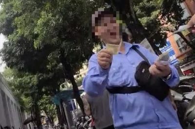 Thu gấp đôi giá vé tại bãi xe trước cổng Bệnh viện Phụ sản Trung ương, một nhân viên bị công an triệu tập