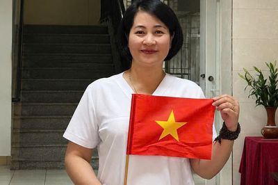 Giám đốc Sở Y tế Hà Nội khen thưởng nữ điều dưỡng cứu sống nam thanh niên ngừng tuần hoàn trong quán cà phê