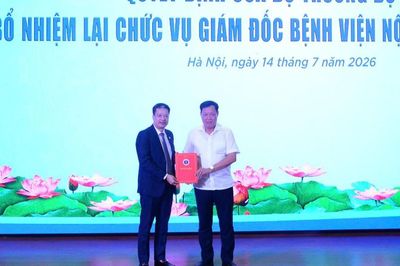 Thứ trưởng Bộ Y tế Đỗ Xuân Tuyên trao quyết định bổ nhiệm lại Giám đốc Bệnh viện Nội tiết Trung ương
