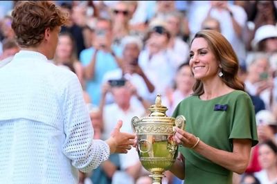 Vương phi Kate Middleton ghi điểm với giới mộ điệu trong lễ trao cúp Wimbledon
