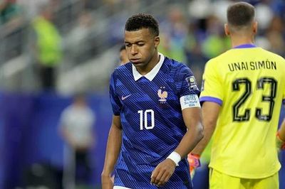 Mbappe chơi xấu khi bế tắc