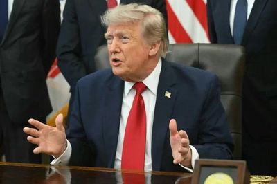 Tổng thống Trump đe dọa đánh sập nhà máy điện và cầu đường của Iran