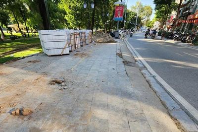 Vỉa hè Hà Nội cứ 'đào lên, lấp xuống', trách nhiệm thuộc về ai?