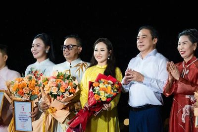 NTK Nguyễn Lan Vy trình làng BST 'Áo dài Huế - Dòng chảy di sản hội nhập'