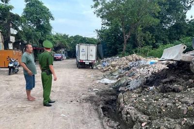 Thu gọn đất trạc, phế thải tại ngõ 237 Phú Viên