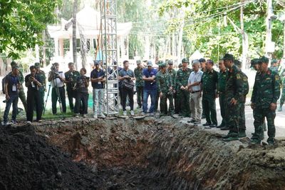 Tìm được nhiều di vật phục vụ xác định danh tính hài cốt liệt sĩ khai quật được từ Công viên Lê Thị Riêng
