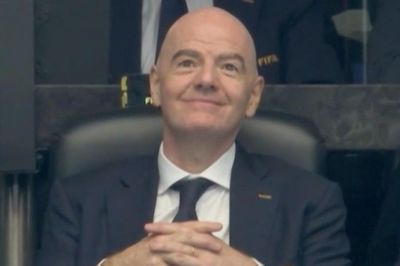 Nụ cười của chủ tịch FIFA trong ngày Tây Ban Nha hạ gục Pháp