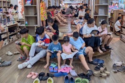 Tranh cãi 'khối nghỉ hè' ngồi trong nhà sách cả ngày nhưng không mua