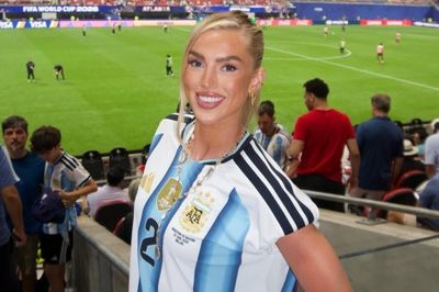 Bạn gái người Anh của hậu vệ Argentina 'chọn phe' trận bán kết