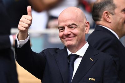 Đi chuyên cơ xem 40 trận World Cup, chủ tịch FIFA thổi bùng tranh cãi