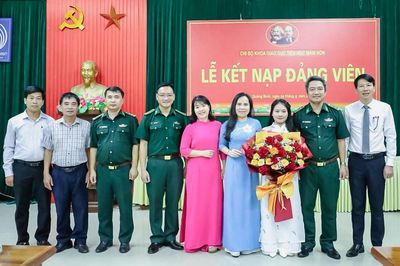 Gieo 'hạt giống đỏ' cho ngày mai: Bài 2 - Một cánh tay giơ lên