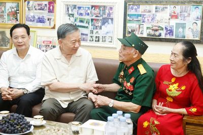 Tổng Bí thư, Chủ tịch nước đến thăm và tặng quà gia đình ông Trần Xuân Hán