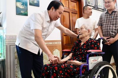 Phó Thủ tướng Lê Tiến Châu thăm, tặng quà người có công với cách mạng
