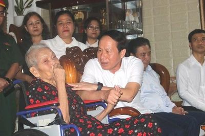 Phó Thủ tướng Lê Tiến Châu thăm, tặng quà gia đình chính sách tại A Lưới