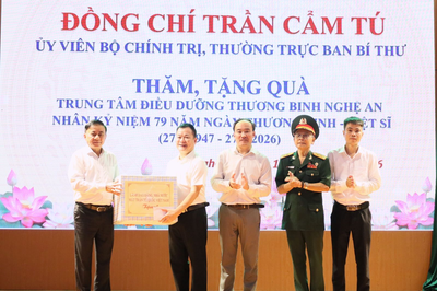 Thường trực Ban Bí thư Trần Cẩm Tú thăm, tặng quà tại Trung tâm Điều dưỡng thương binh Nghệ An
